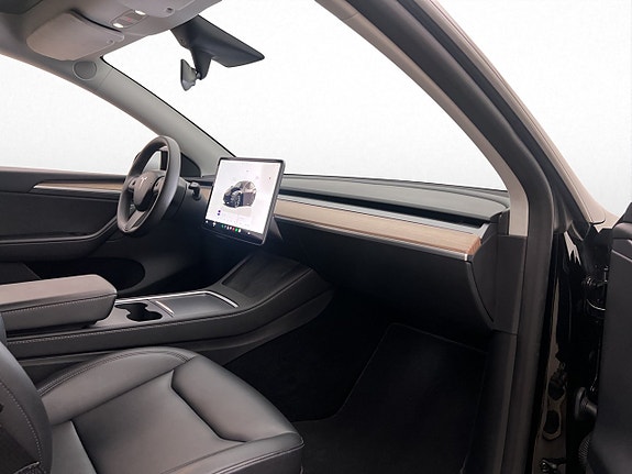 Tesla Model Y 16 of 30