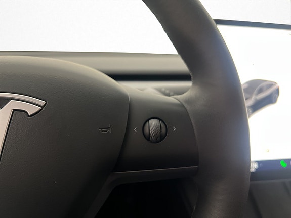 Tesla Model Y 27 of 30