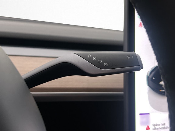 Tesla Model Y 28 of 30