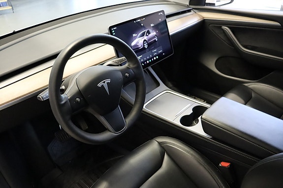 Tesla Model Y 7 of 13
