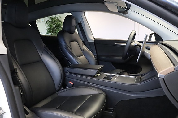 Tesla Model Y 9 of 13