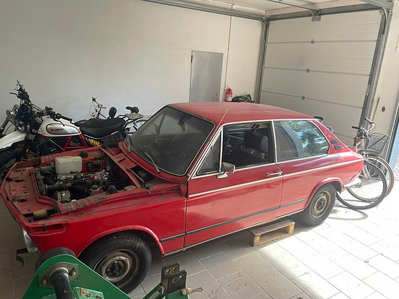 BMW 2002 4 of 7