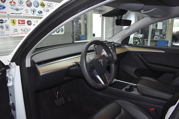 Tesla Model Y 5 of 24