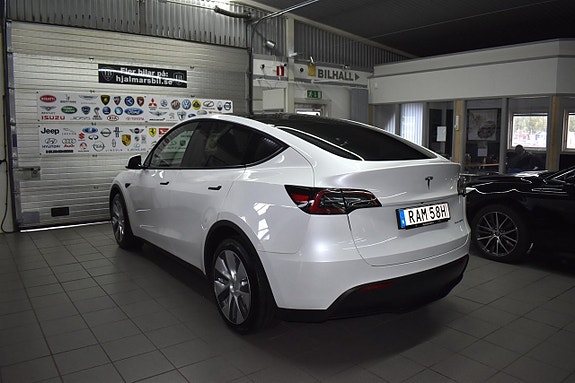 Tesla Model Y 4 of 24