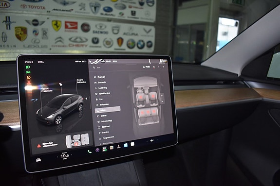 Tesla Model Y 14 of 24