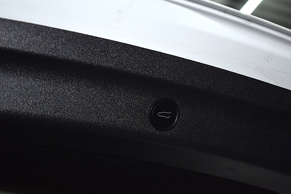 Tesla Model Y 20 of 24