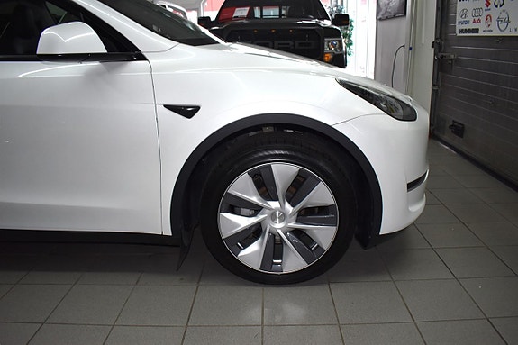 Tesla Model Y 22 of 24