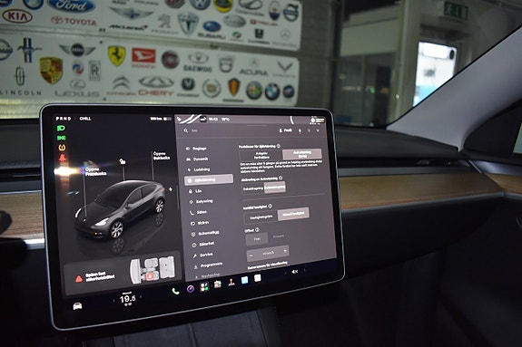 Tesla Model Y 13 of 24