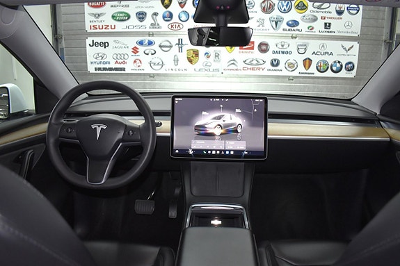 Tesla Model Y 9 of 24