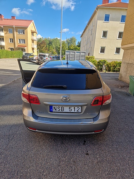 Toyota Avensis 3 of 9