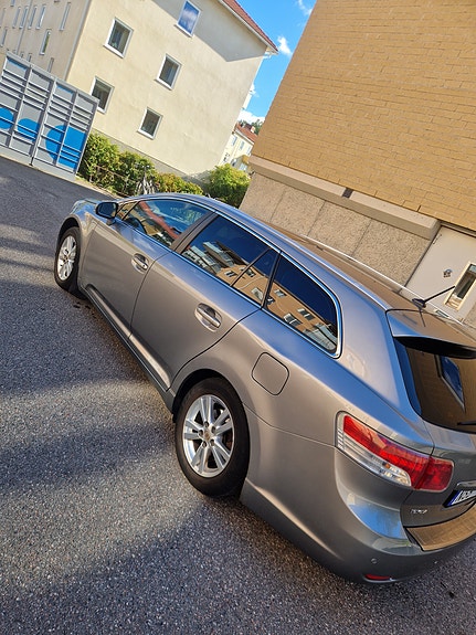 Toyota Avensis 2 of 9