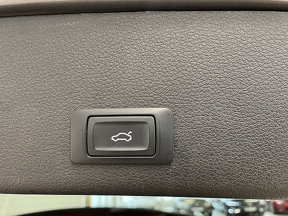 Audi e-tron 10 of 27