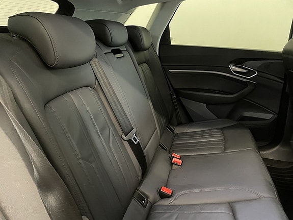 Audi e-tron 12 of 27