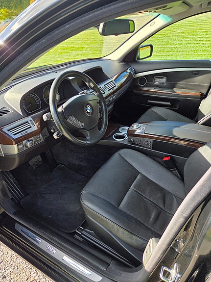 BMW 745d 8 of 10
