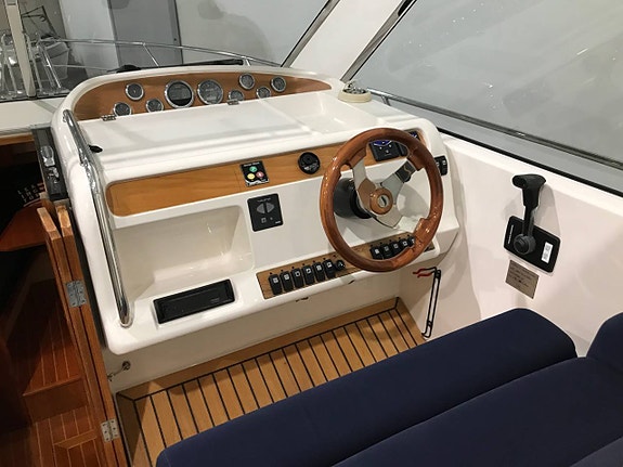 Marex 290 Suncruiser Volvo Penta KAD300/DP-G 3 of 5