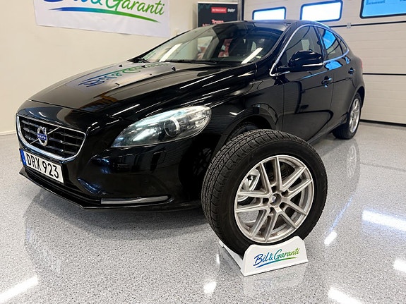 Volvo V40 2 of 13