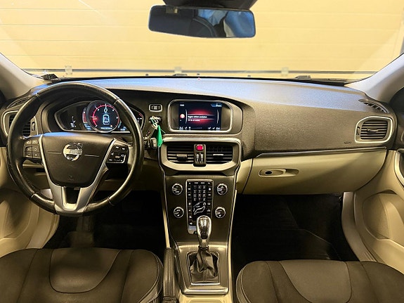 Volvo V40 11 of 13