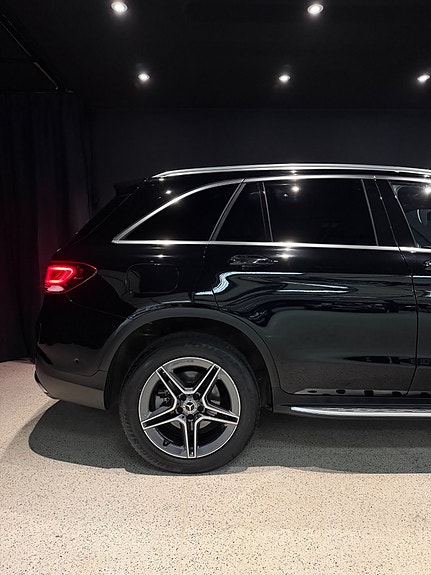 Mercedes-Benz GLC300 de 4 of 16