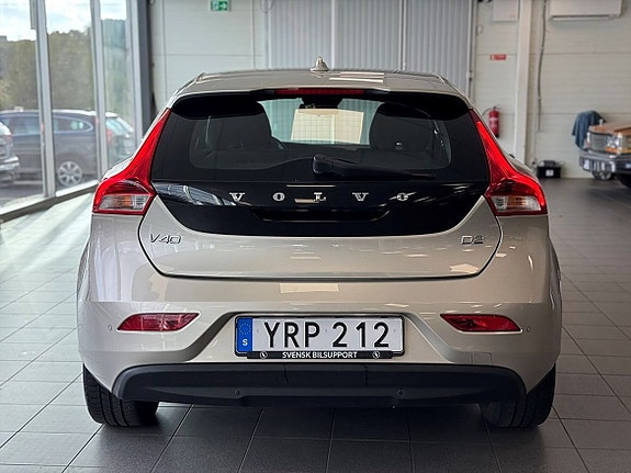 Volvo V40 4 of 19