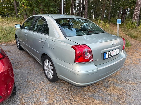 Toyota Avensis 2 of 6