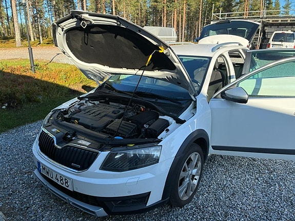 Skoda Octavia Scout 2 of 5