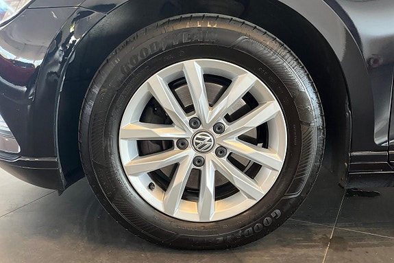 Volkswagen Passat 10 of 27