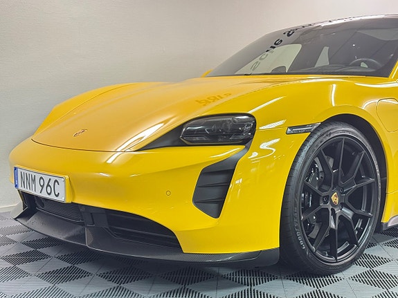 Porsche Taycan GTS 17 of 23