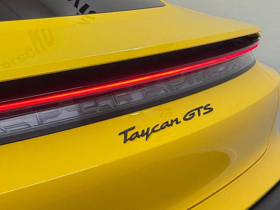 Porsche Taycan GTS 18 of 23