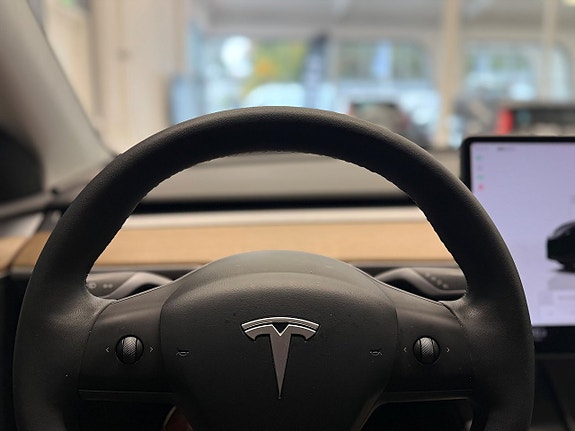 Tesla Model Y 14 of 23