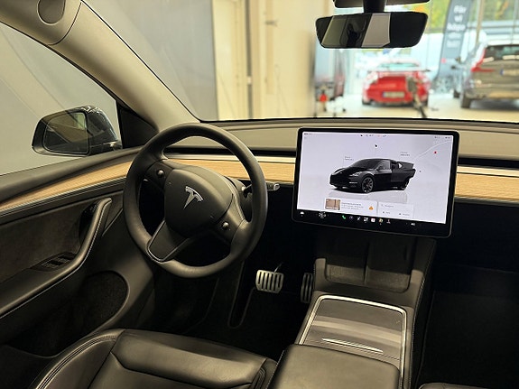 Tesla Model Y 10 of 23