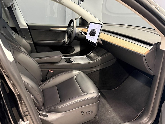Tesla Model Y 22 of 23