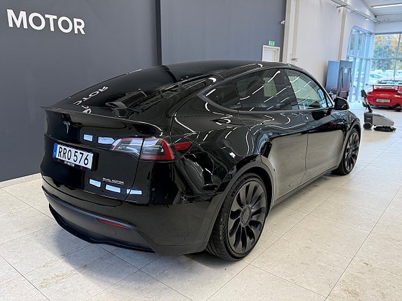 Tesla Model Y 7 of 23