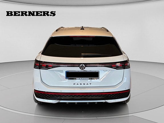 Volkswagen Passat 4 of 16