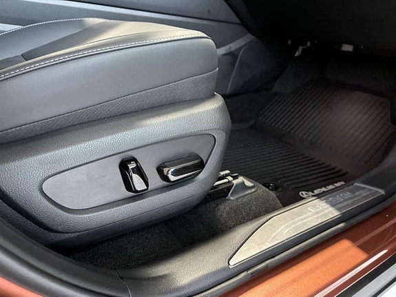 Lexus NX450h+ 19 of 23