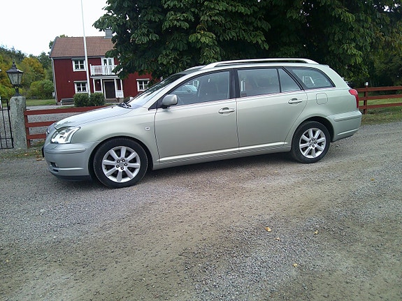 Toyota Avensis 2 of 14