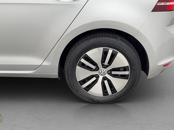 Volkswagen e-Golf VII 28 of 30