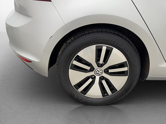 Volkswagen e-Golf VII 29 of 30