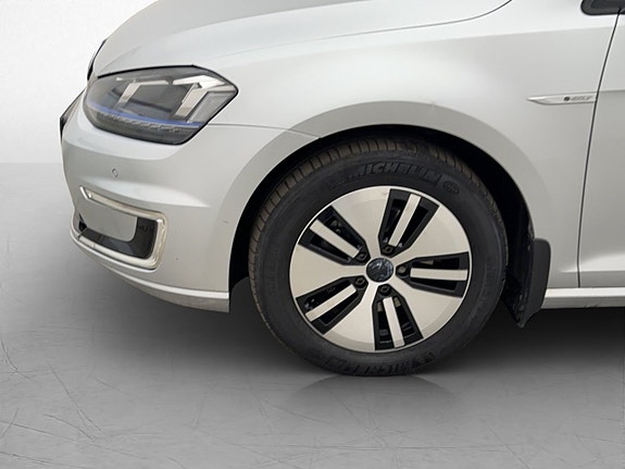Volkswagen e-Golf VII 27 of 30