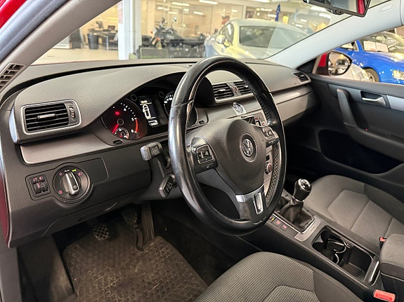 Volkswagen Passat 17 of 23