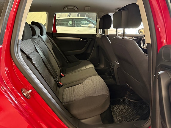 Volkswagen Passat 12 of 23