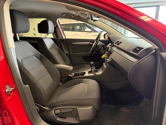 Volkswagen Passat 10 of 23