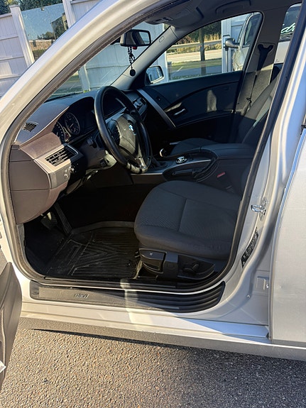 BMW 520i 6 of 8