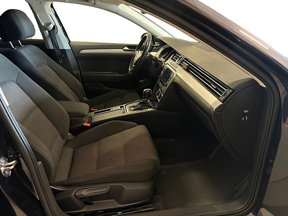 Volkswagen Passat 14 of 16