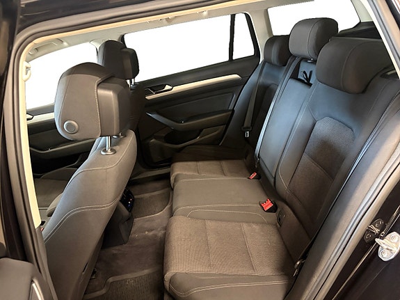 Volkswagen Passat 13 of 16