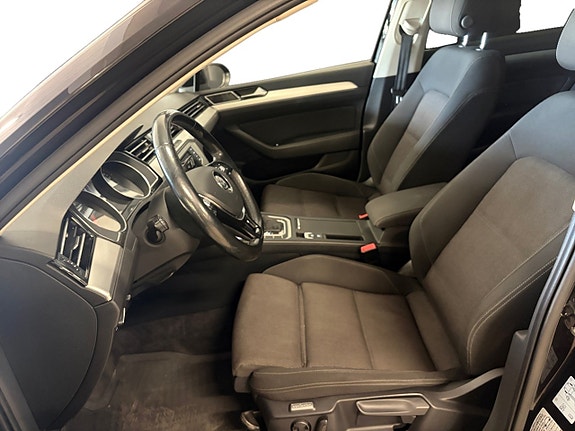 Volkswagen Passat 12 of 16