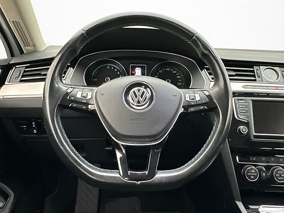 Volkswagen Passat 14 of 30