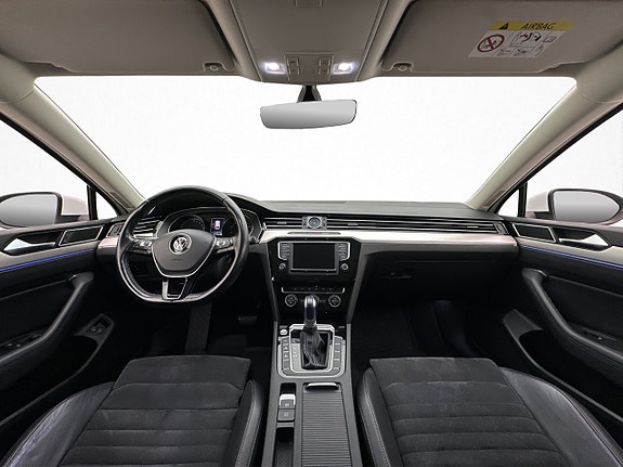 Volkswagen Passat 13 of 30