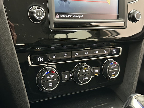 Volkswagen Passat 22 of 30