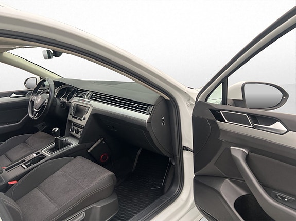 Volkswagen Passat 11 of 27