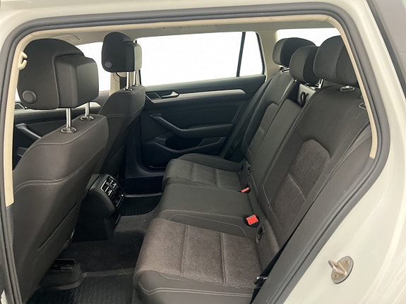 Volkswagen Passat 12 of 27